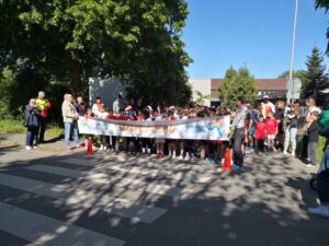 Große Gruppe Kinder kurz vor dem Start.
