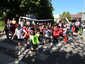 Viele Kinder rennen voller Energie los.