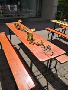 Tisch mit Deko auf dem Schulhof.