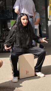 Mädchen sitz auf ihrer Djembe.