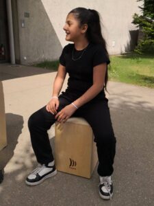 Mädchen trommelt auf ihrer Djembe.