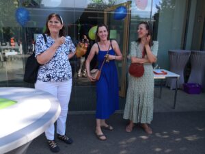 Drei Lehrerinnen freuen sich in der abendlichen Stimmung auf das Abschlussfest