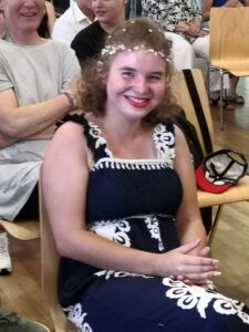 Schülerin freut sich über das Abschlussfest