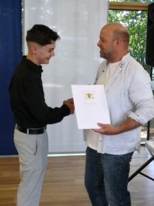 Klassenlehrer gratuliert dem Schüler zum Erfolgreichen Schulabschluss