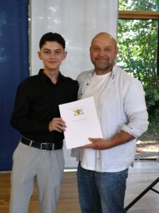 Schüler erhält sein Abschlusszeugnis
