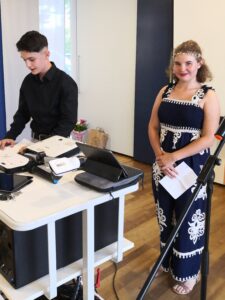 Abschlussschülerin und Abschlussschüler halten eine Rede