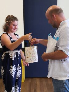 Schülerin überreicht dem Klassenlehrer ein Geschenk