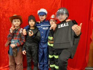 Vier Schüler in Kostümen