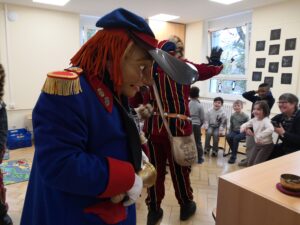 Räuberhauptmann bei den 1. Klässlern.