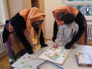 Zwei Hexen zusammen mit enem Schüler