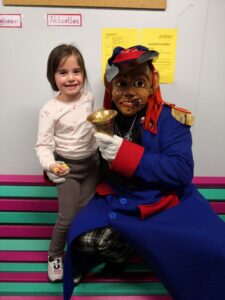 Räuberhauptmann mit Kind im Arm