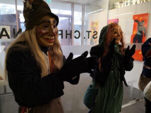 Räuber klatscht im Rhythmus in die Hände.